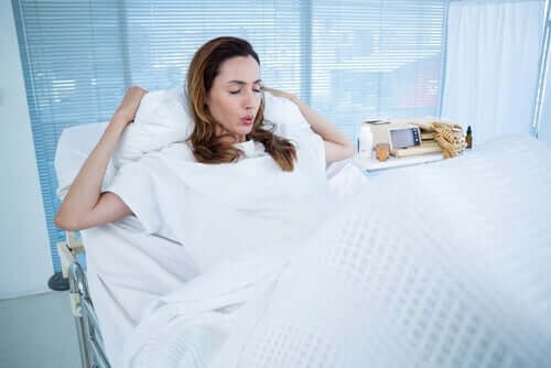 Femme éprouvant des douleurs pendant l'accouchement
