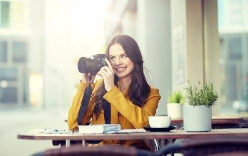 Une femme prenant des photographies.
