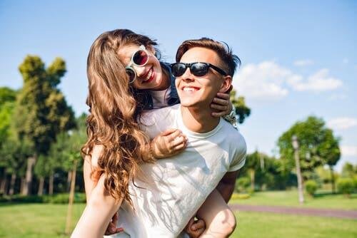 Un couple d'adolescents en plein amour.