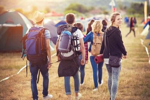 Des adolescents au camping.