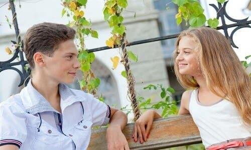 Deux adolescents en discussion.