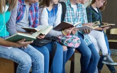 Des adolescents qui lisent