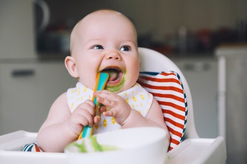 Un bébé heureux pendant un repas.