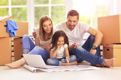 fille apprenant à écrire avec ses parents