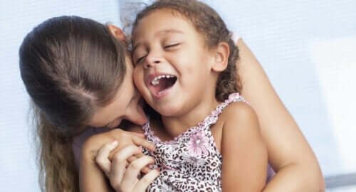 Une mère et sa fille partageant un moment affectif