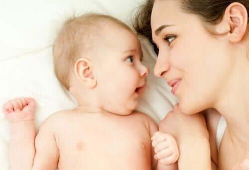 Une mère et son bébé partageant un moment affectueux