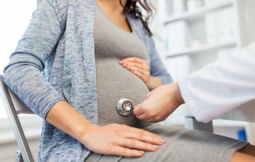 Une femme en consultation médicale, vérifiant sa santé reproductrice.
