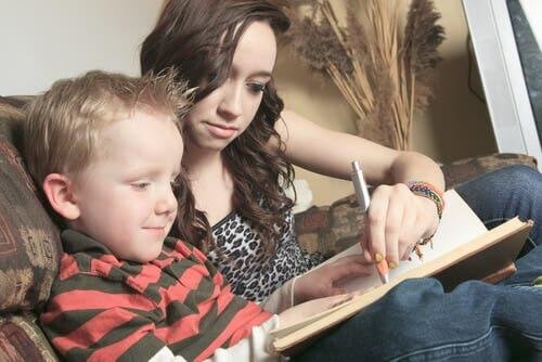 Une baby-sitter avec un enfant