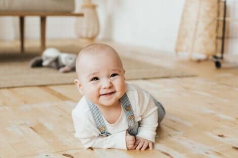 Un bébé qui rampe et sourit