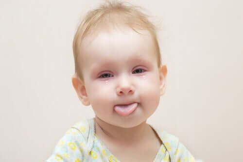 Un bébé ayant les deux yeux rouges