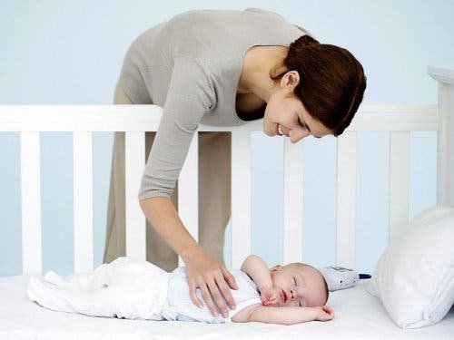 Un bébé dans son berceau.