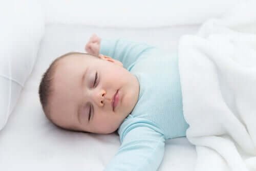 Un bébé qui dort sur le dos