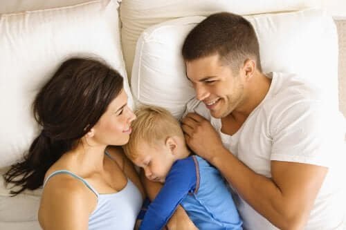 Un bébé avec ses parents