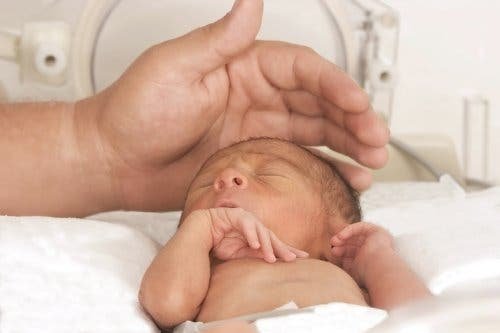 Un bébé prématuré endormi.