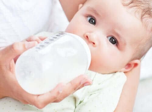 Bébé prenant le biberon