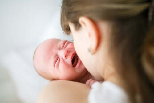 Un bébé pleure, symbole du syndrome du bébé secoué