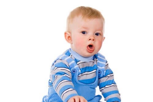 Un bébé toussant