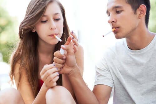 Un couple de jeunes fumant.