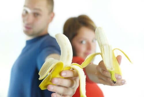 Un couple qui mange des bananes