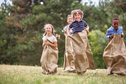 Des enfants faisant une course en sac