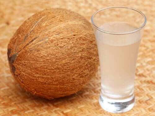Boire de l'eau de coco