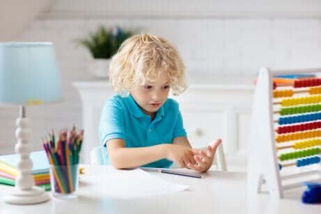 Un enfant apprenant à compter.