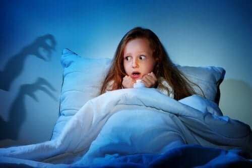 Une enfant ayant un cauchemar