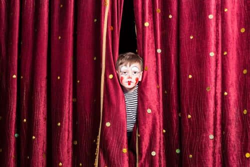 Enfant s'exprimant en public