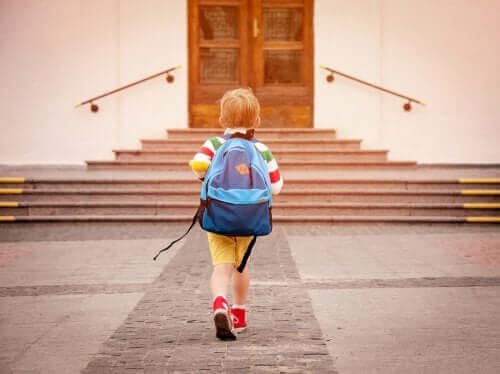 Enfant allant à l'école