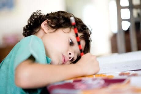 Un enfant qui fait ses devoirs