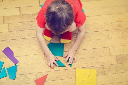 Un enfant avec un casse-tête.