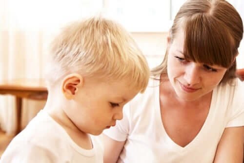 Enfant avec ses parents