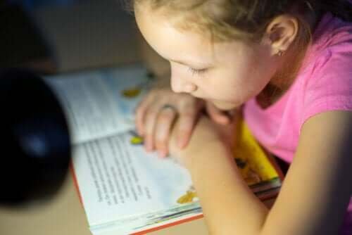 enfant en train de lire un conte ou un livre