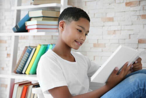 Un enfant lisant un livre