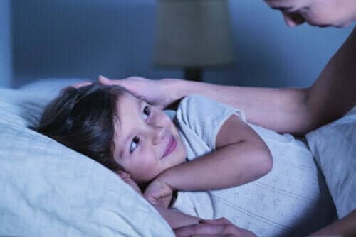 enfant avec sa mère à l'heure du coucher
