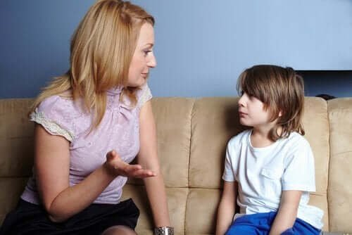 Une mère parlant à son enfant.