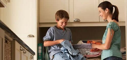 Mère et fils pliant du linge