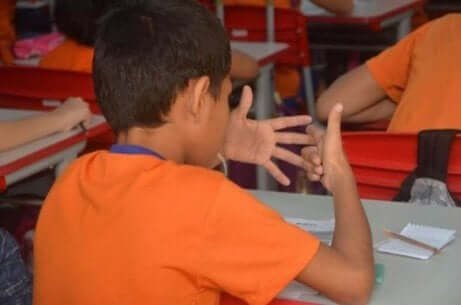 Un enfant qui apprend les mathématiques.