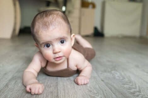 Un bébé qui rampe au sol