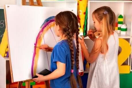 Des enfants à un atelier créatif.