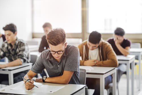 Des adolescents passant un examen.