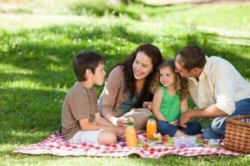 famille faisant un pique nique