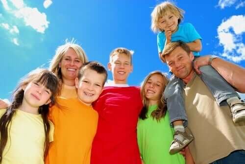 Une famille nombreuse heureuse dans un parc aquatique