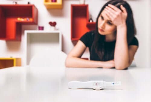 Une femme devant un test de grossesse.