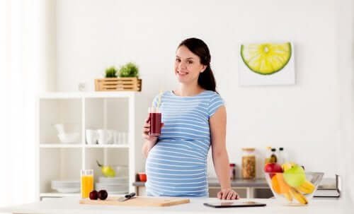 Femme enceinte buvant un jus de fruits