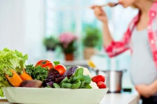 femme enceinte cuisinant une soupe
