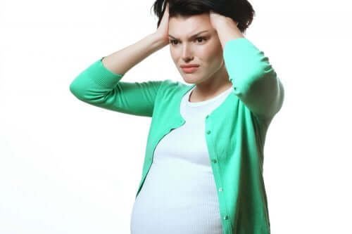Femme enceinte qui a peur de l'accouchement