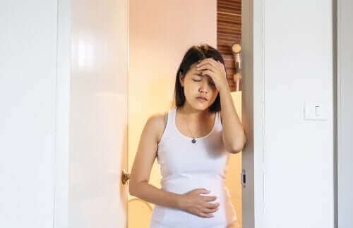 Femme enceinte inquiète à cause de la grippe