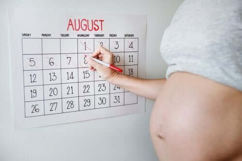 Femme comptant les jours avant l'accouchement