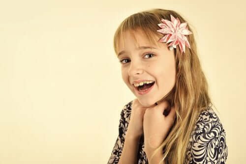 Fille avec une coupe de cheveux longue avec une fleur dans les cheveux